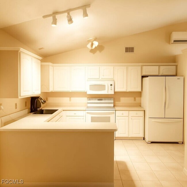 Building Photo - 1925 Gardner Ave