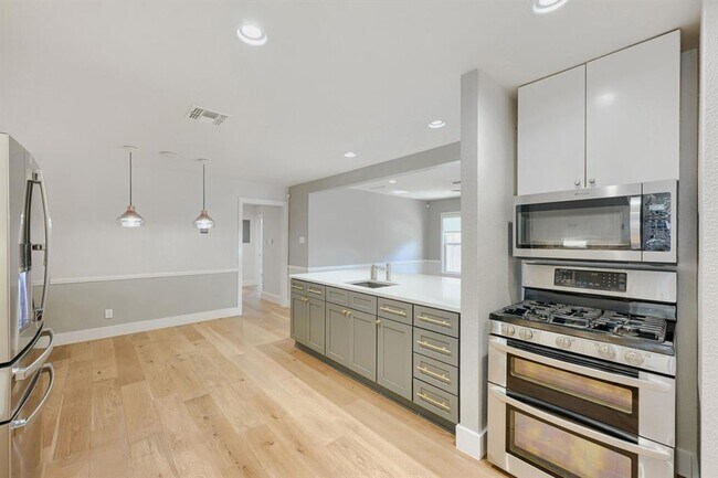 Building Photo - 5503 Wellington Dr