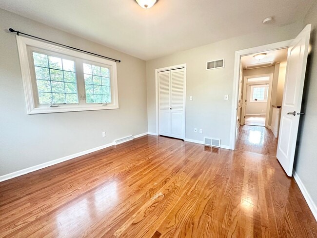 Building Photo - Desirable Mequon Home in Heart of Ville du...