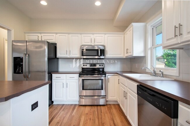 Building Photo - Beautiful Townhome in Shadow View
