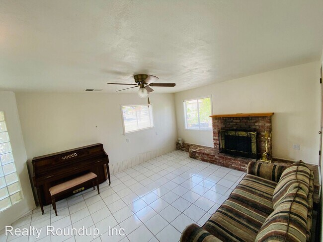 Building Photo - 2 br, 2.5 bath House - 9152 Locust St