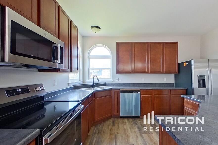 Building Photo - 218 Roxbury Dr