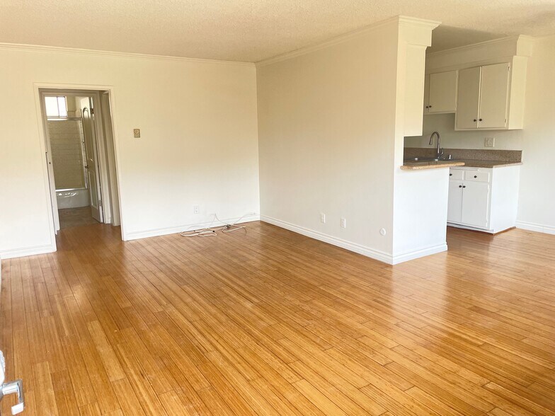 Building Photo - 3820 Mentone Ave