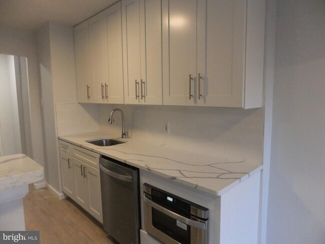 Building Photo - 1640 Oakwood Dr