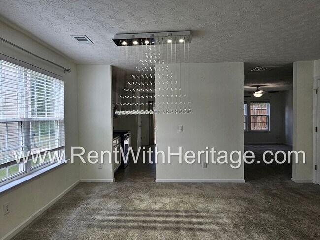 Building Photo - Gorgeous 5 bedroom, 2.5 bath / Attention t...