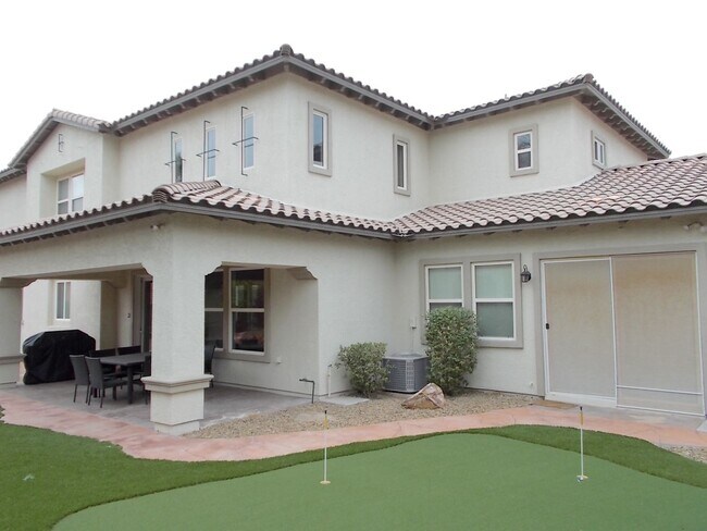 Building Photo - Spacious 4 Bed / 5 Bath Two-Story Home wit...
