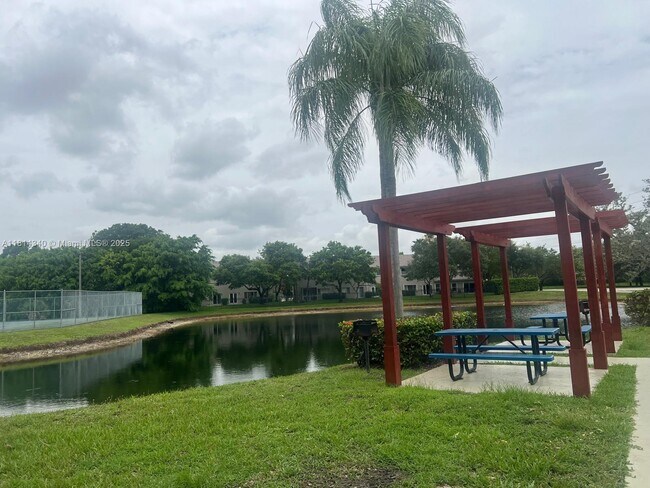 Building Photo - 731 Vista Isles Dr