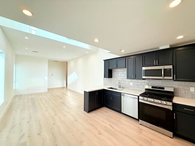 Building Photo - Beautiful Modern Luxury 4 Story Townhome - 4 bed - 3.5 bath with Rooftop Deck in Silver Lake