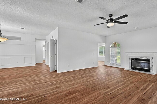 Building Photo - 8426 Country Bend Cir W