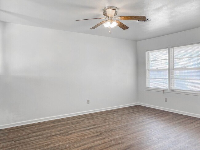 Building Photo - Pre-Leasing - 3 bed 2 bath