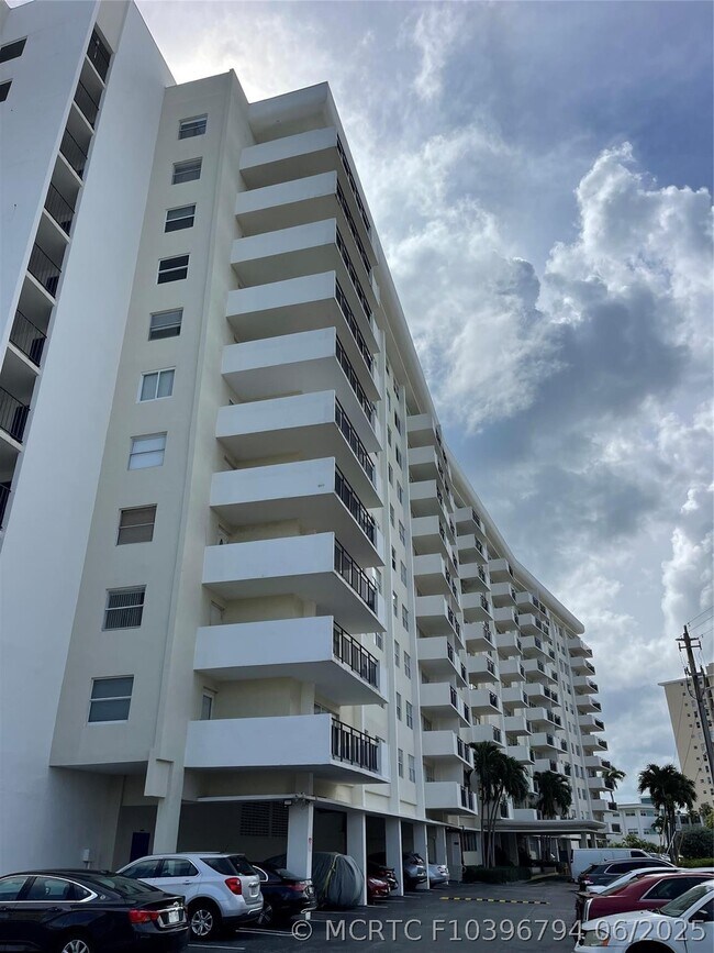 Building Photo - 401 Golden Isles Dr