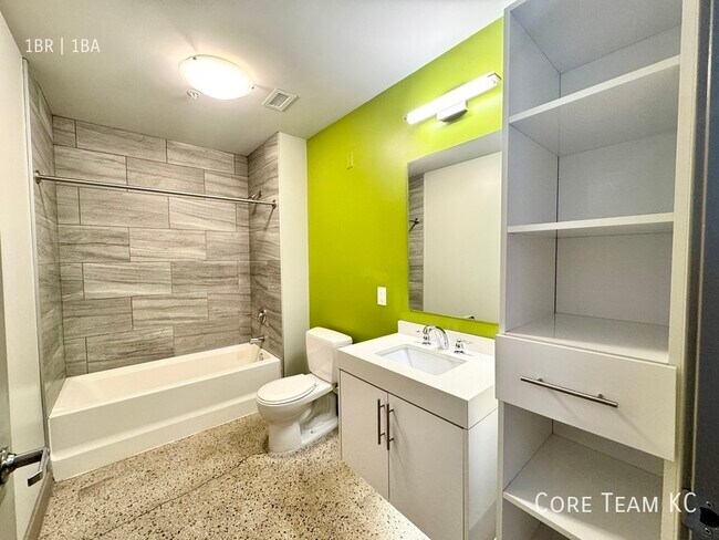 Building Photo - 306 E 12th St