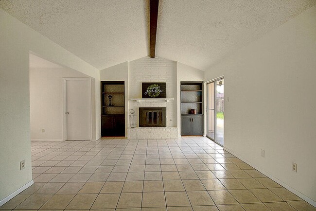 Building Photo - 2202 Saxony Dr