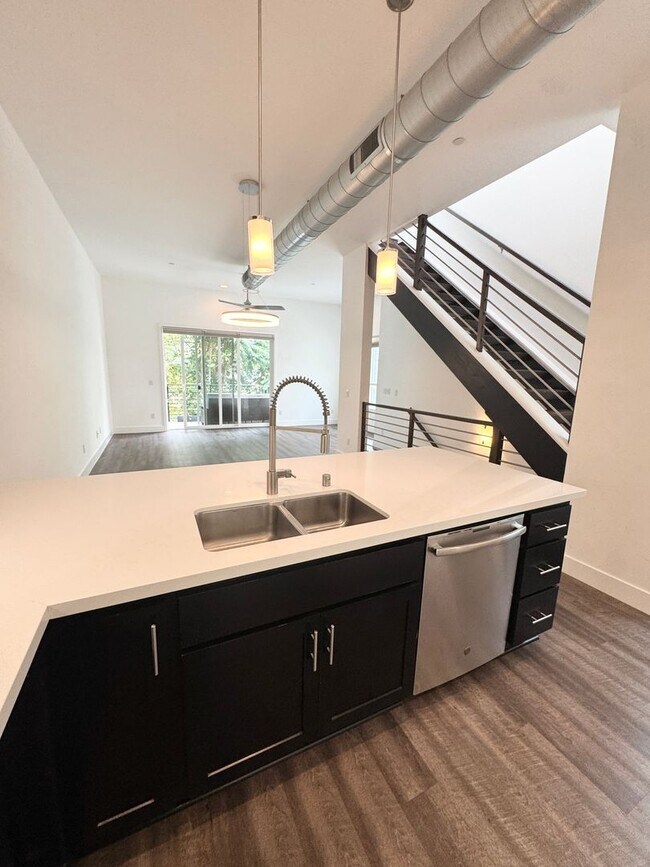 Building Photo - Luxury 3 Bed / 3 Bath Modern Home in Downtown Sacramento – Mansion Flats
