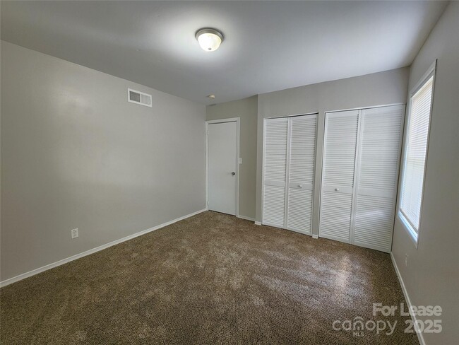 Building Photo - 404 Stevens St