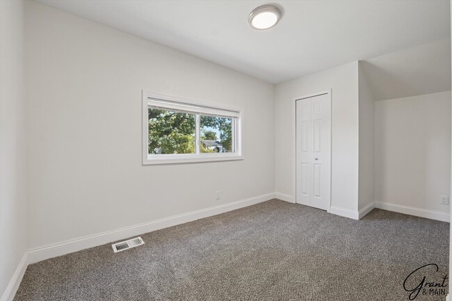 Building Photo - $1300 - Renovated 3 Bedroom