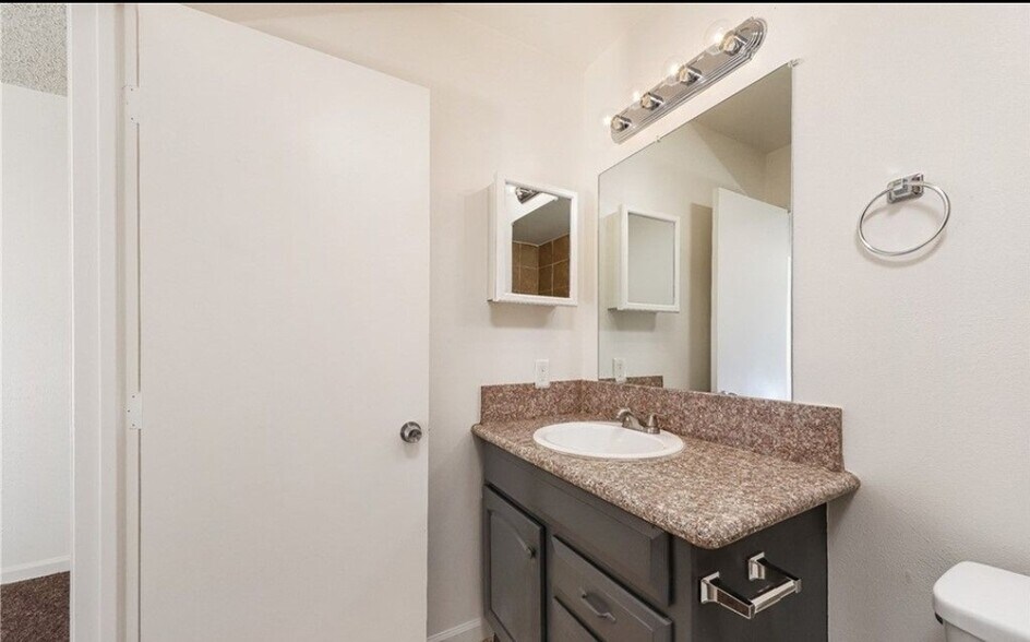 Building Photo - 44518 Benald St