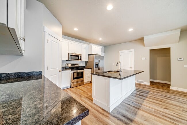 Building Photo - 4415 W Glendon Dr