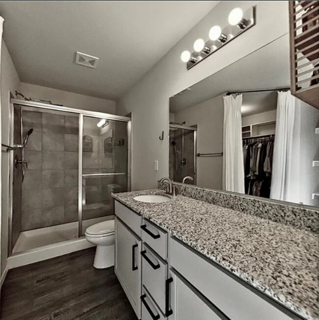 Building Photo - Stylish 3 Bed / 2 Bath with Open Layout & Backyard Retreat