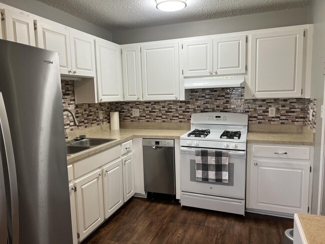 Building Photo - 1705 Deatsville Hwy