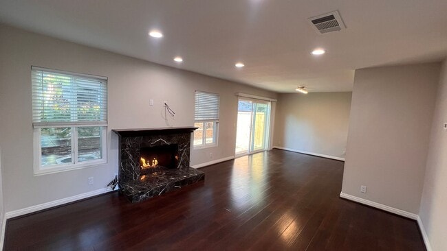 Building Photo - Newly updated 3-bedroom, 2.5-bath Hampton ...