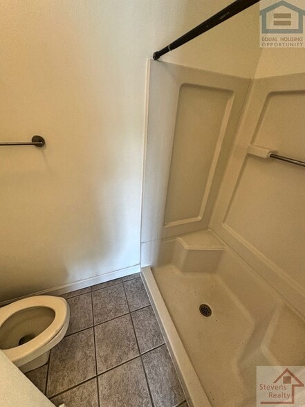 Building Photo - 123 W End Pl