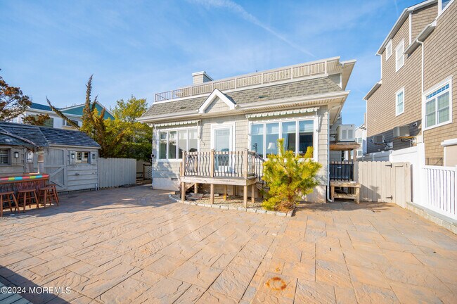 Building Photo - 409 6th Ave