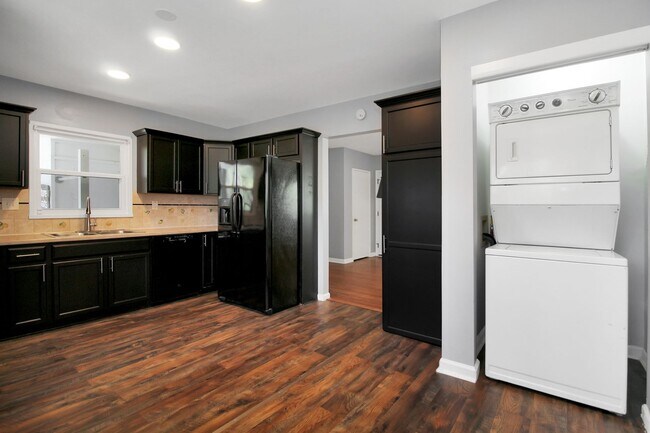 Building Photo - 3 bedroom 2 bath home in a great area filled with tons of extras you will LOVE!