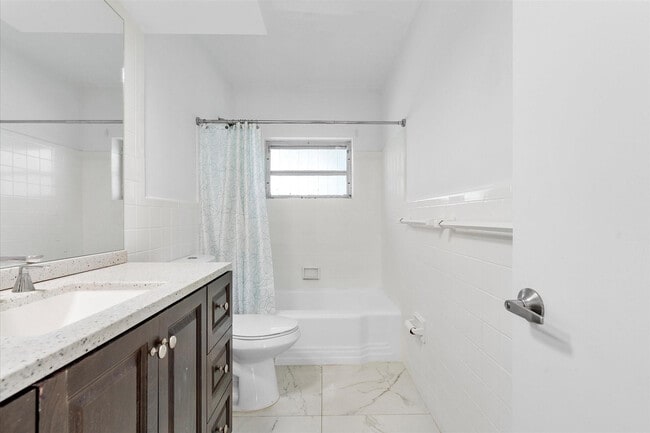 Building Photo - 440 N Rainbow Dr