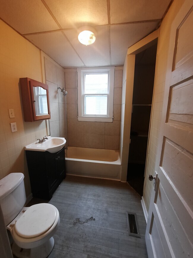 bathroom - 2148 W Lee St