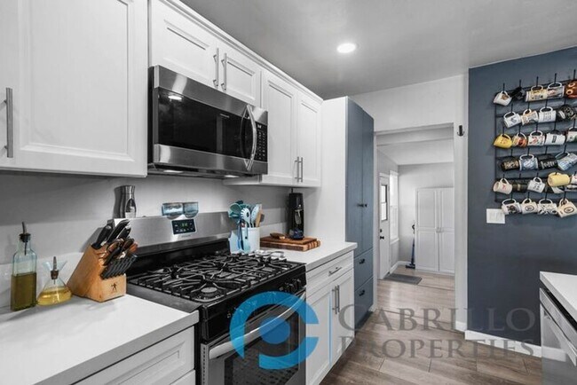 Building Photo - 1703 Midvale Dr