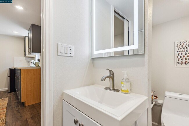 Building Photo - 1048 Leo Way
