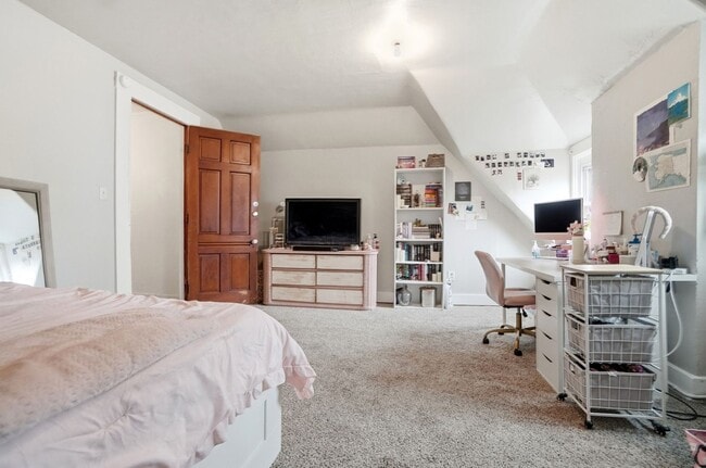 Building Photo - 6 bed/2 bath on Rohs St., Mins. from UC for Only $650/pp ($3900/mo)!