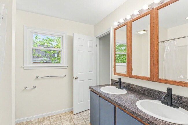 Building Photo - Two bedroom, one and a half bathroom end townhome in Harrisburg