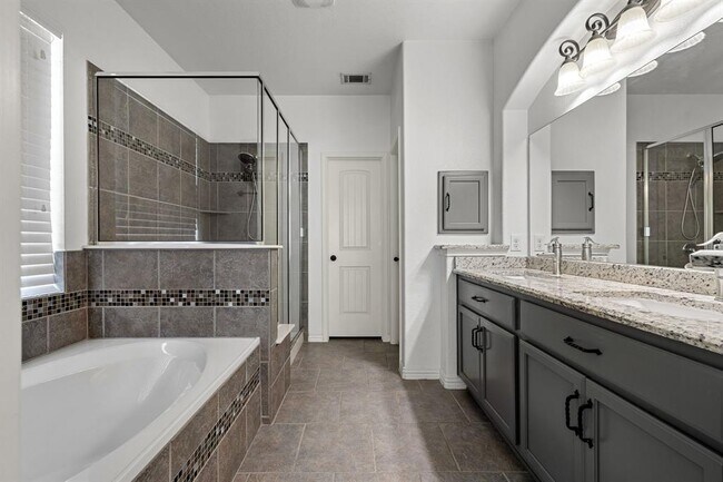 Building Photo - 2012 Santa barbara Ct