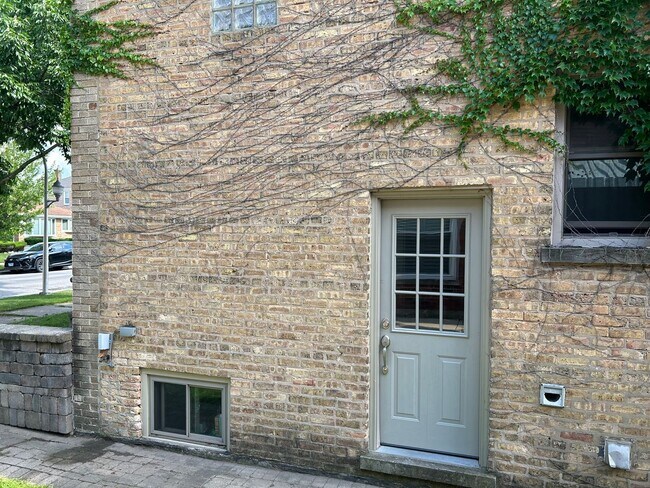 Building Photo - Charming and Spacious Home for Rent in Exclusive Peterson Park Neighborhood