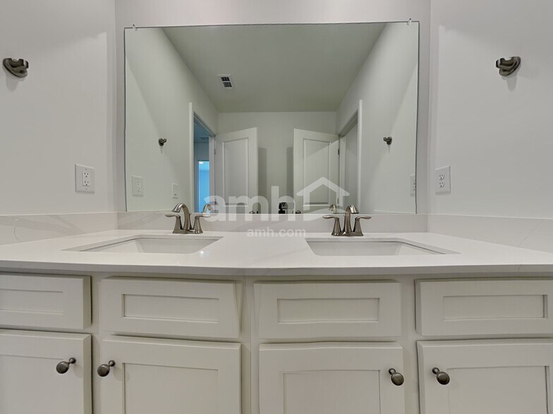 Building Photo - 190 Hickory Pointe Rd