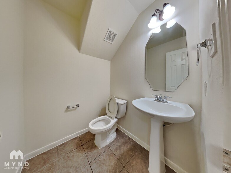 Building Photo - 7711 Summer Shore Dr