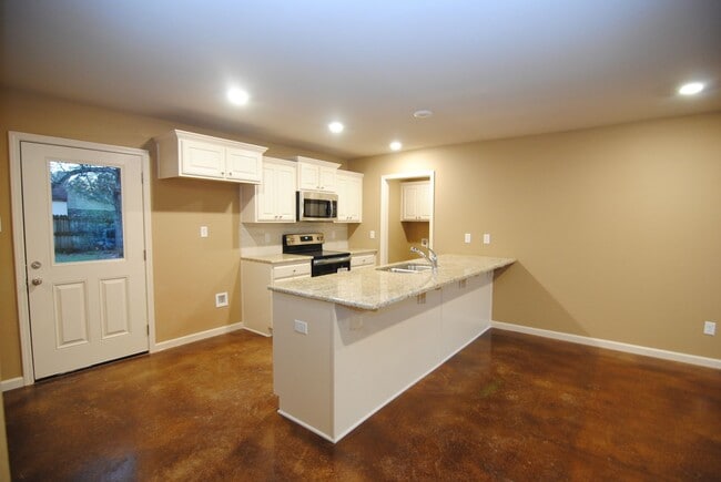 Building Photo - 3/2 Open Floor Plan, One Level in Sherwood
