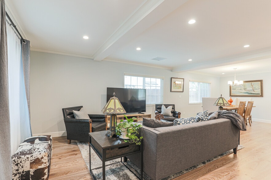 Building Photo - 4155 Edenhurst Ave