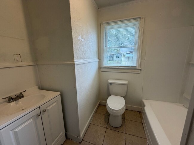 Building Photo - FOR RENT in Lafayette!