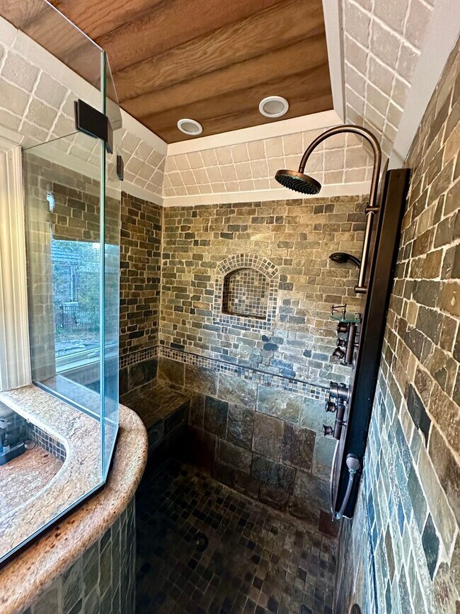 Building Photo - Large 3 Bedroom With Water Views