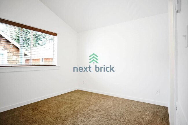 Building Photo - 3 BED & 3 BATH TOWNHOME FOR RENT