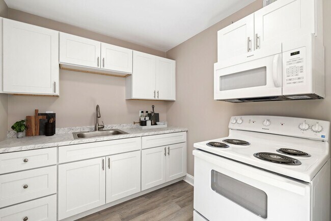 Building Photo - Cozy 1-Bedroom Apartment in Sumter, SC – Pinedale Apartments