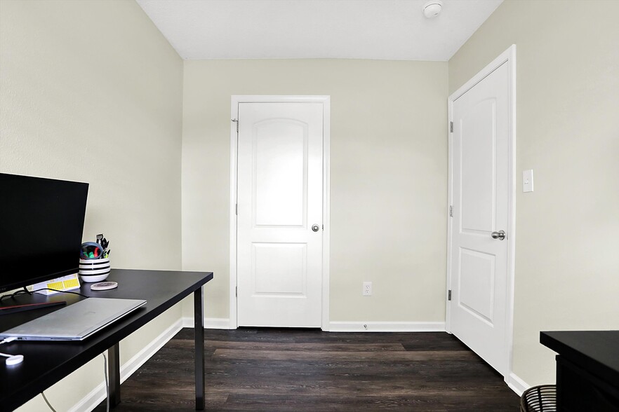 Building Photo - 5549 Wild Horse Dr