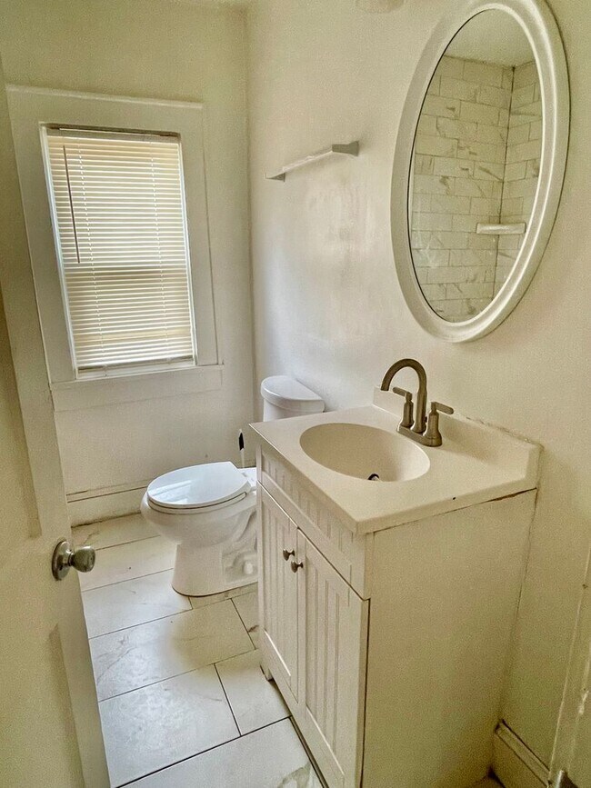 Building Photo - Welcome to this charming 4-bedroom, 2-bathroom home located in the vibrant city of Charlotte, NC