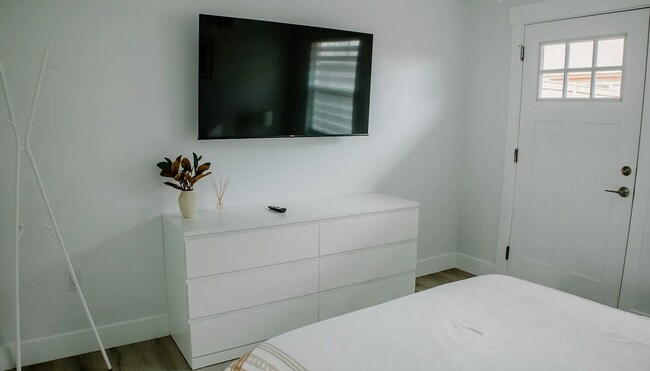 Building Photo - Fully Furnished Studio Apartment! New Low Price!