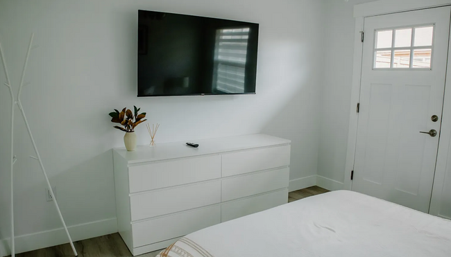 Building Photo - Fully Furnished Studio Apartment!