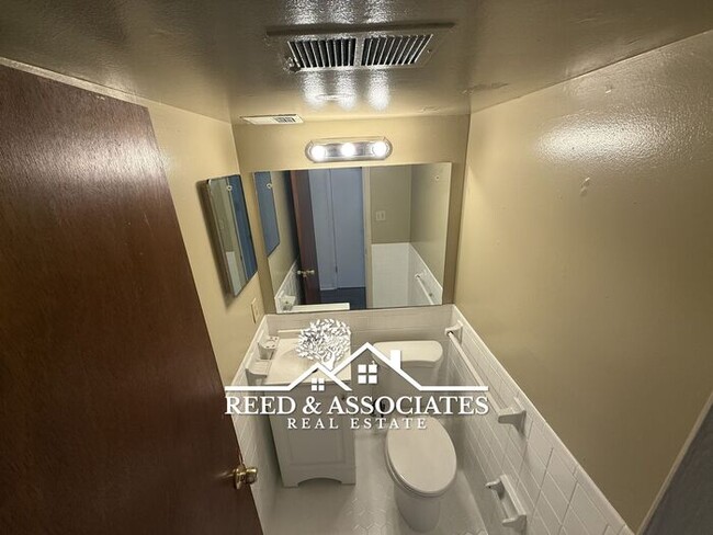 Building Photo - 2-Story Duplex Located Near UofM!