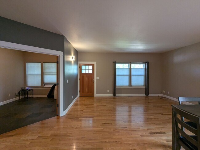 Building Photo - Gorgeous single-level 2x2 with an office\t...